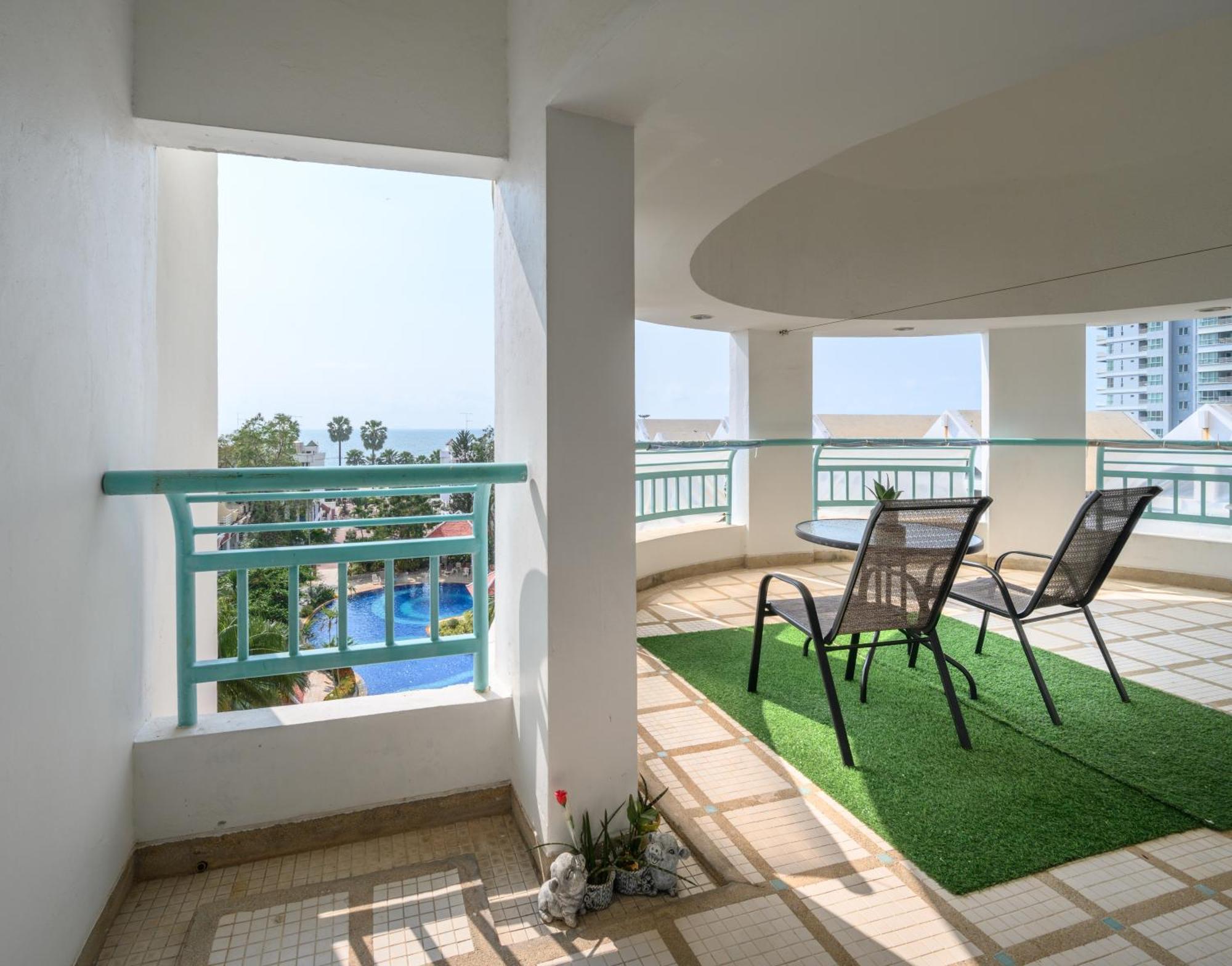 Jomtien Beachfront Stylish Studio , Stunning Seaview , Big Pool Eksteriør billede